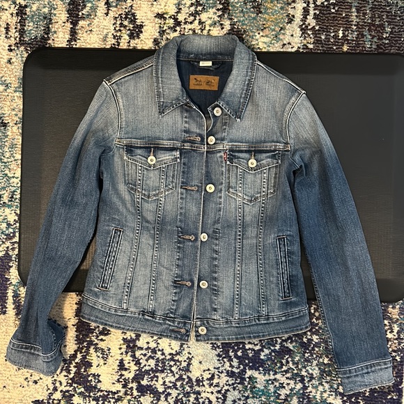 Ladies size small Levi’s jean jacket. - Picture 5 of 8